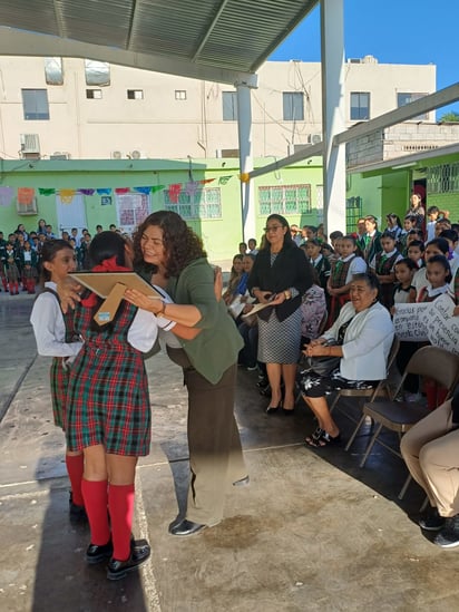 DIF: Los estudiantes dedicaron un acróstico resaltando las cualidades de la presidenta del DIF y su labor a favor de la niñez.