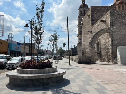 Centro Histórico: Se detectó un letrero de lucha libre que, además, tenía un candado para evitar que fuera retirado. 