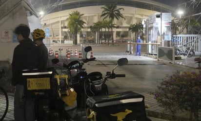 china:  Las imágenes mostraban a docenas de personas tendidas en la pista de atletismo del centro deportivo.