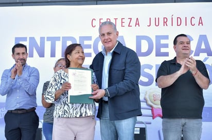 127 familias de Torreón reciben cartas de posesión y certeza jurídica: Más de 125 familias de las colonias Lucio Cabañas, Las Luisas y Ampliación Valle La Rosita se beneficiaron con estas cartas.