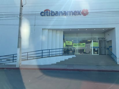 Cliente de un banco causa movilización policial tras altercado