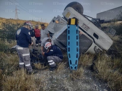 policiaca: Equipos de rescate laboran para liberarlo.