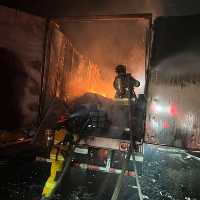 policiaca: Tras el impacto las unidades ardieron en llamas.