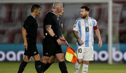 deportes: Lionel Messi perdió la cabeza e insultó de varias formas al cuerpo arbitral, que no le sancionó por las agresiones verbales