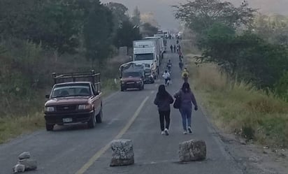 CJNG : Cientos de habitantes de Jaltenango mantienen cerrados los accesos a la cabecera municipal. 