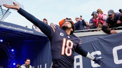 DEPORTES: El legendario mariscal convivió con el novato en el Soldier Field este domingo
