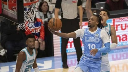 deportes: El equipo de Cleveland 128-114 a los Hornets de Charlotte para mantener el invicto