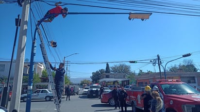 policiaca: Bomberos de Frontera lideraron el rescate, garantizando que el sujeto bajara sin lesiones.