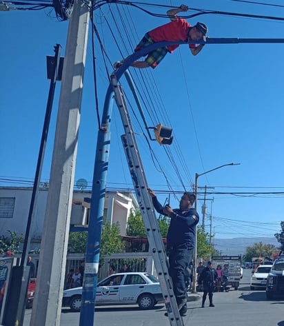 policiaca: Bomberos de Frontera lideraron el rescate, garantizando que el sujeto bajara sin lesiones.