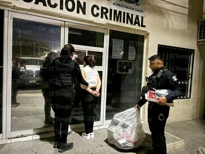 POLICIACA Los oficiales inspeccionaron las bolsas reutilizables que llevaba y encontraron ropa, adornos para el hogar y otros artículos.  Una fardera terminó tras