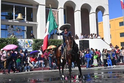 Los monclovenses viven la Revolución Mexicana   del desfile