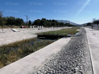 río monclova veneros: Desde hace un mes que se ha visto acumulación de agua en el río y se debe al brote de \'ojitos\' de agua.