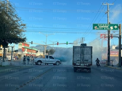 policiaca: Conductor logra controlar las llamas con un extintor.