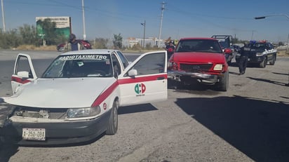 Policiaca : Paramédicos de Bomberos acudieron en ayuda de la dama.