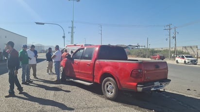 Policiaca : Paramédicos de Bomberos acudieron en ayuda de la dama.