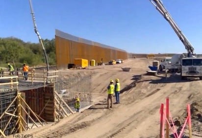 Texas sigue de día y de noche construyendo el muro al sur de EP