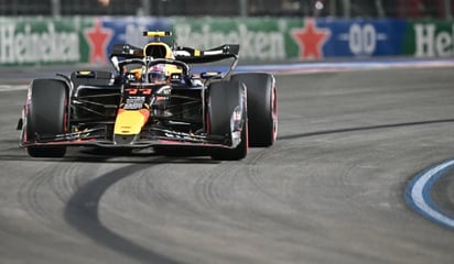 deportes: El mexicano Sergio Pérez saldrá desde el lugar 16 para la carrera del Gran Premio de Las Vegas, siguen los problemas con su mono