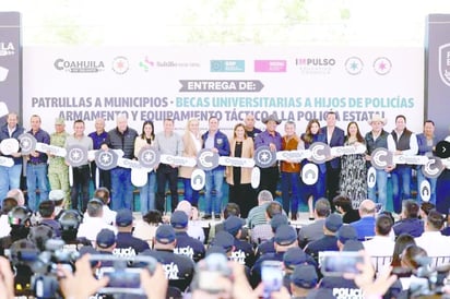 En Coahuila se entregan patrullas, armas y becas