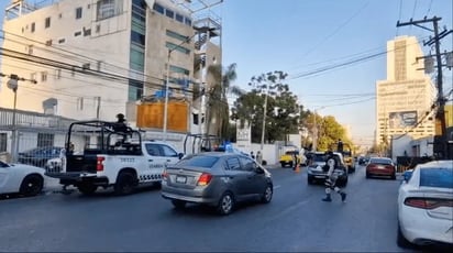 policiaca: El hombre conectó tres impactos de bala y huyó del edificio ubicado sobre la avenida Miguel Hidalgo, provocando una fuerte movil