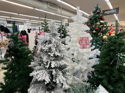 Los ciudadanos comienzan a comprar decoraciones navideñas