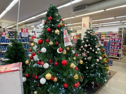 Los ciudadanos comienzan a comprar decoraciones navideñas