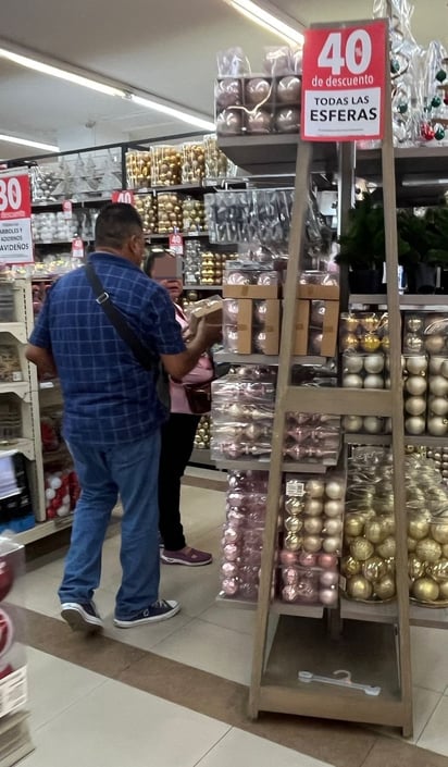 Los ciudadanos comienzan a comprar decoraciones navideñas