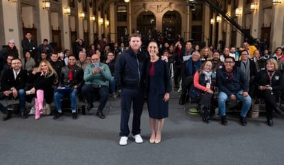 deportes: En compañía de Saúl Álvarez, la presidenta de México Claudia Sheinbaum recibió un cinturón y guantes de la paz