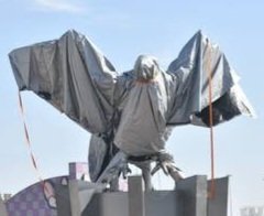  sistema vial : El monumento del águila mide 12 metros de altura y es el elemento distintivo del proyecto.
