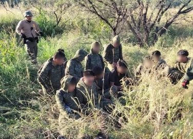 Migrantes : Los agentes utilizaron caballos, motocicletas y tecnología nocturna para localizar y arrestar a los migrantes.
