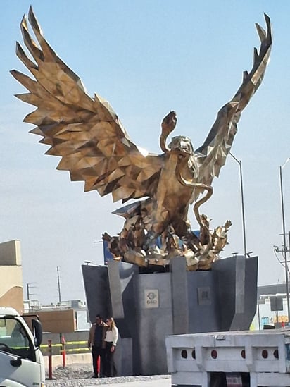  Giro Independencia: La escultura está ubicada sobre un torreón de concreto, representando la identidad torreonense.
