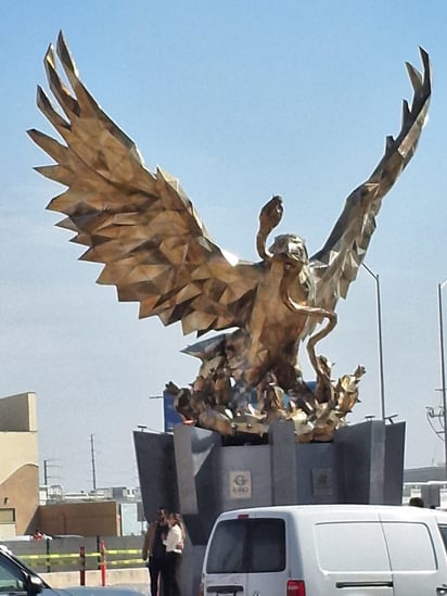  Giro Independencia: La escultura está ubicada sobre un torreón de concreto, representando la identidad torreonense.
