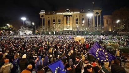 Protestas: Miles de manifestantes partidarios de la adhesión de Georgia a la Unión Europea se congregaron la noche del lunes. 