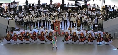  Guelaguetza : Tradicionalmente celebrada en julio, la Guelaguetza honra a la Virgen del Carmen con danzas y representaciones culturales.