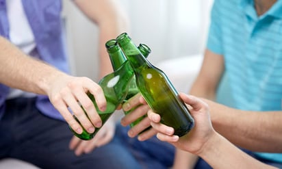 operativo anti alcohol: Se debe hablar con los hijos sobre los riesgos del consumo excesivo de alcohol durante las fiestas.
