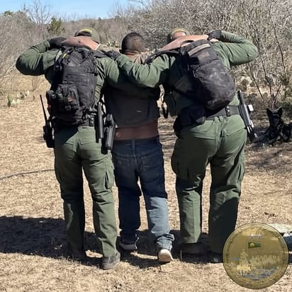 Pese a las barricadas de púas 8 mil migrantes cruzan a Texas