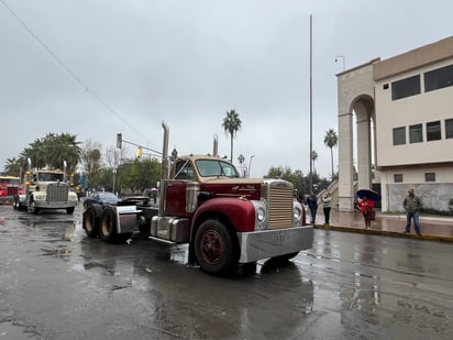 Transporte: La caravana con más de 60 transportistas, fue encabezada Rosa Gloria Chagoyán, mejor conocida como Lola la Trailera.