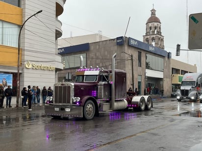 Transporte: La caravana con más de 60 transportistas, fue encabezada Rosa Gloria Chagoyán, mejor conocida como Lola la Trailera.