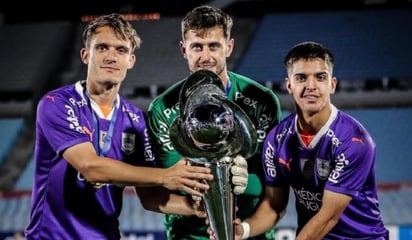 futbol: El mexicano Xavier Biscayzacú se coronó campeón en el futbol uruguayo luego de que su equipo, el Defensor Sporting, le ganarán a