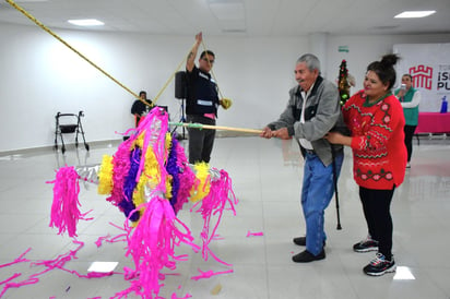 Navidad : Niños y familias reciben obsequios y presentan números artísticos en el evento navideño.