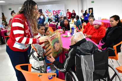 Navidad : Niños y familias reciben obsequios y presentan números artísticos en el evento navideño.