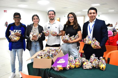 Navidad : Niños y familias reciben obsequios y presentan números artísticos en el evento navideño.