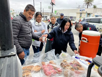 policiaca: Las personas se acercaron con gusto por si pieza de pan.