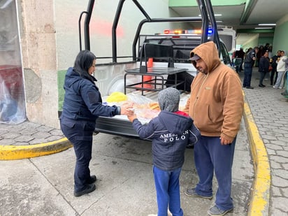 policiaca: Las personas se acercaron con gusto por si pieza de pan.