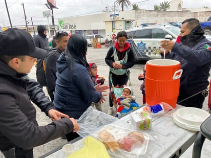 policiaca: Las personas se acercaron con gusto por si pieza de pan.