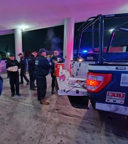 policiaca: Las personas se acercaron con gusto por si pieza de pan.