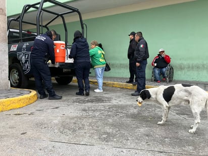 policiaca: Las personas se acercaron con gusto por si pieza de pan.