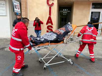 policiaca: Socorristas de Cruz Roja acudieron en su ayuda.