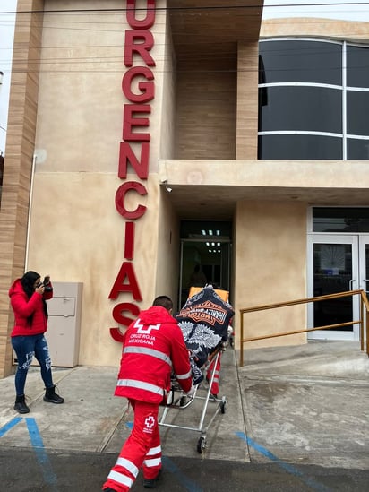 policiaca: Socorristas de Cruz Roja acudieron en su ayuda.