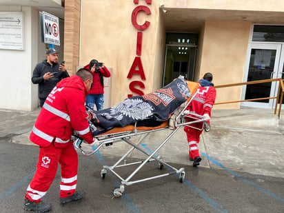 policiaca: Socorristas de Cruz Roja acudieron en su ayuda.