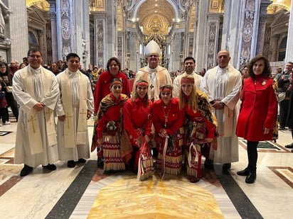 Basílica : El nacimiento permanecerá en la Plaza de San Pedro durante la temporada navideña, atrayendo a miles de peregrinos.